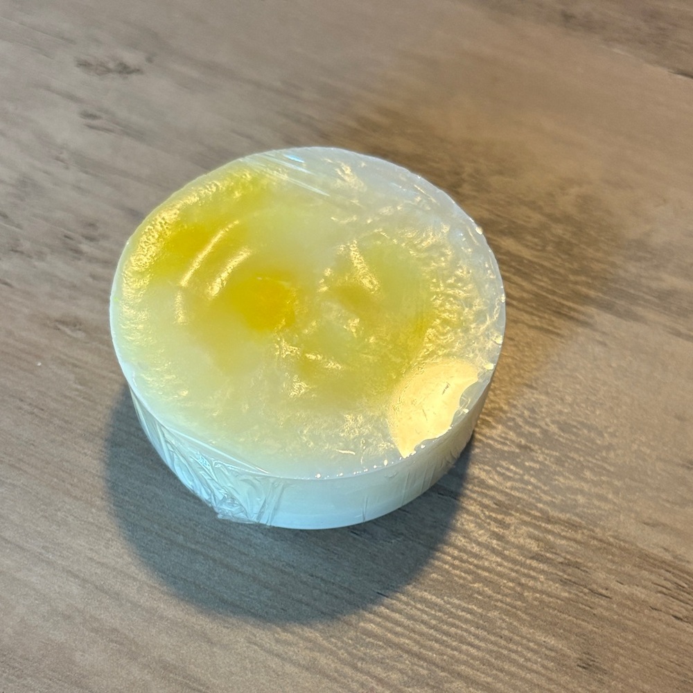 Eslira Natura Shea Goat Round Yellow and White Loofah Soap